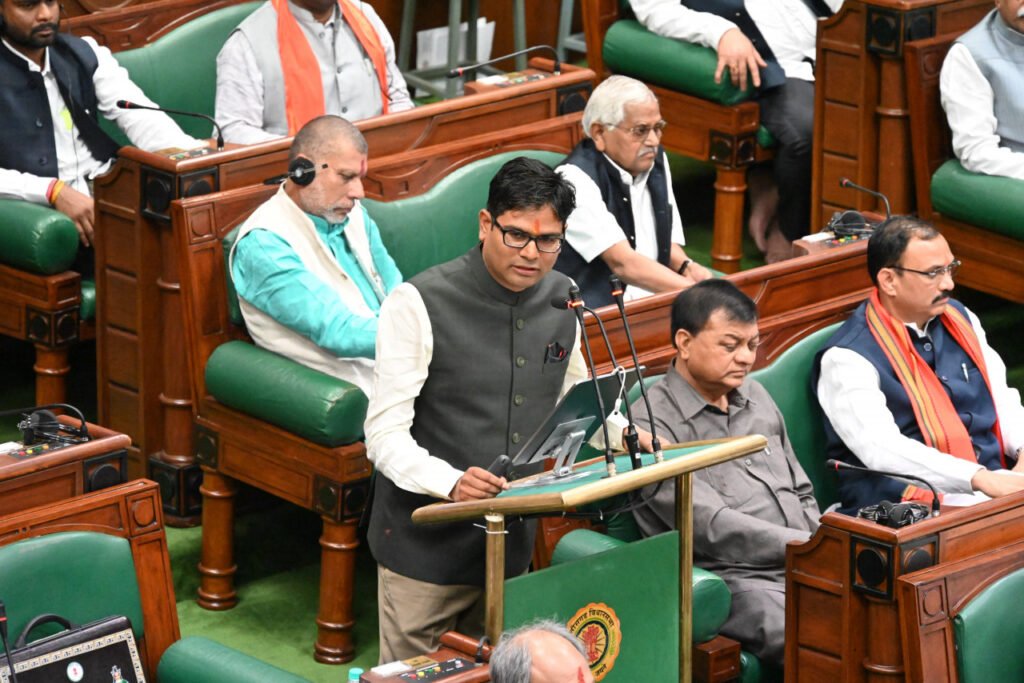 वित्त मंत्री श्री ओ पी चौधरी सदन में बजट प्रस्तुत करते हुए