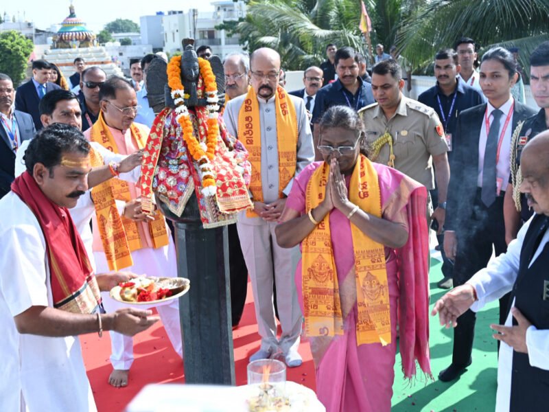 राष्ट्रपति द्रौपदी मुर्मु ने देशवासियों के सुख-समृद्धि और निरंतर प्रगति के लिए आशीर्वाद मांगा