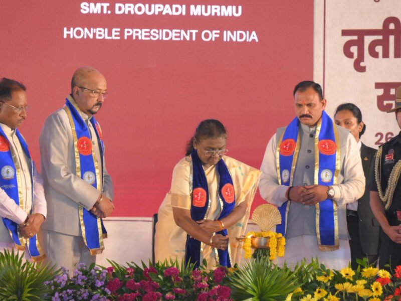 राष्ट्रपति द्रौपदी मुर्मु पंडित दीन दयाल उपाध्याय स्मृति स्वास्थ्य विज्ञान एवं आयुष विश्वविद्यालय पहुंची