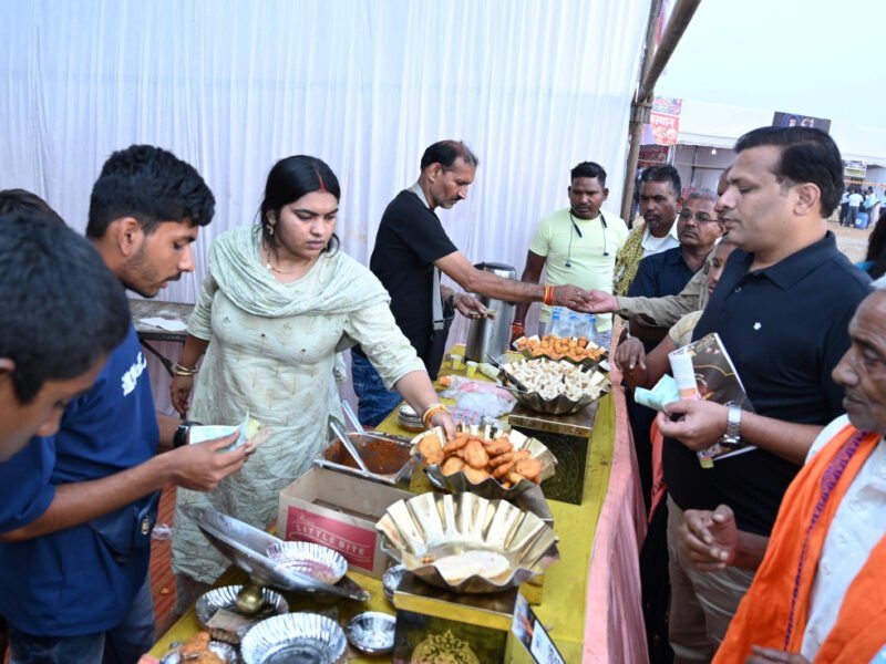 राज्योत्सव 2024 : फूड कोर्ट में छत्तीसगढ़ी व्यंजनों के स्वाद लेने लोगों की भीड़