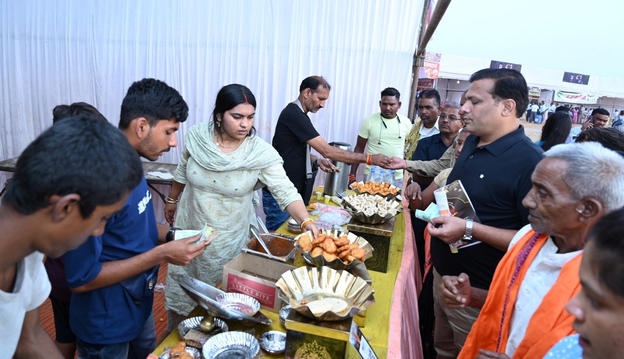 राज्योत्सव 2024 : फूड कोर्ट में छत्तीसगढ़ी व्यंजनों के स्वाद लेने लोगों की भीड़